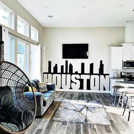 Modern Style Relaxation In Houston, Texas Villa